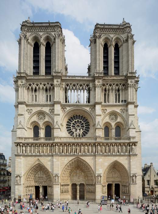 Notre Dame Cathedral receives framework for new roof