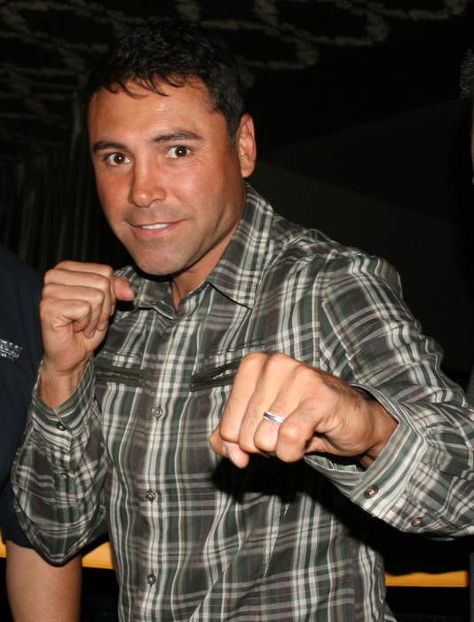 Oscar De La Hoya Thinks Crawford Beats Spence, But Fight's 50/50!