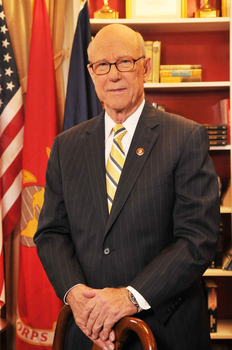 Sen. Pat Roberts: My opponent is “posing as an independent”