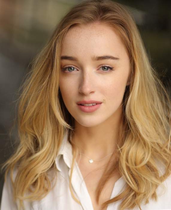 'Bridgerton' star Phoebe Dynevor on the difference between Regency era courtship and dating now