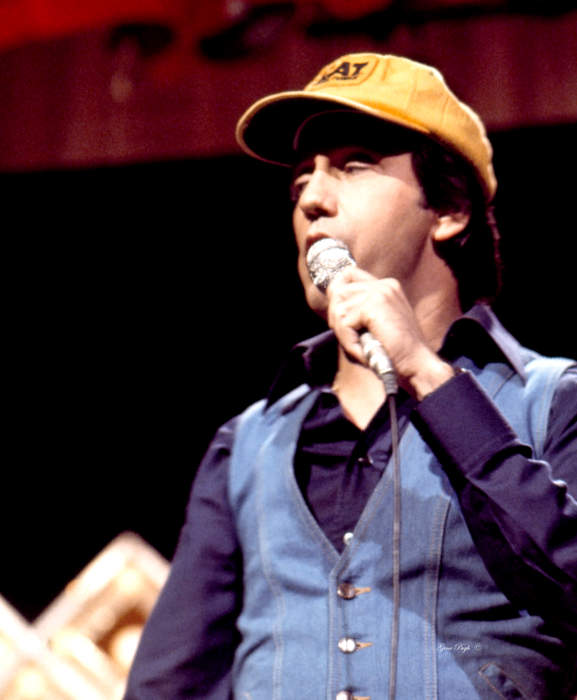 Country singer Ray Stevens suffers mild heart attack, cancels shows