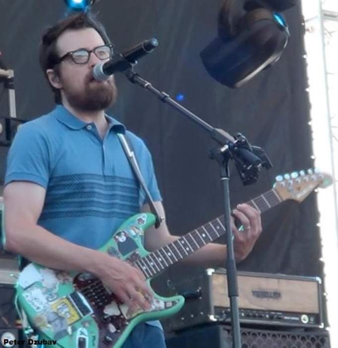 Weezer Performs Acoustic Concert For Striking Writers Outside Paramount
