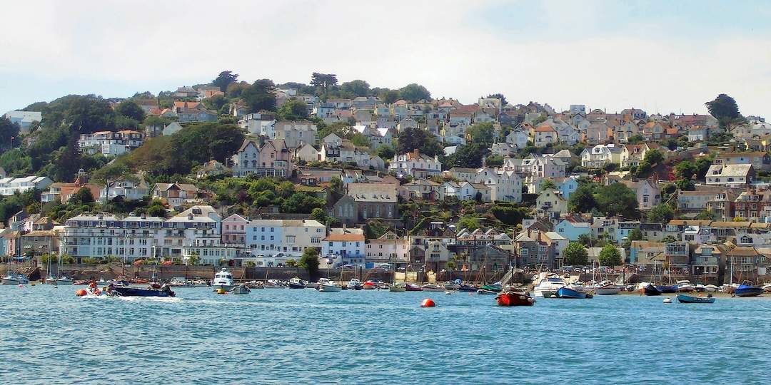 Salcombe hotel doors burst open as waves crash in