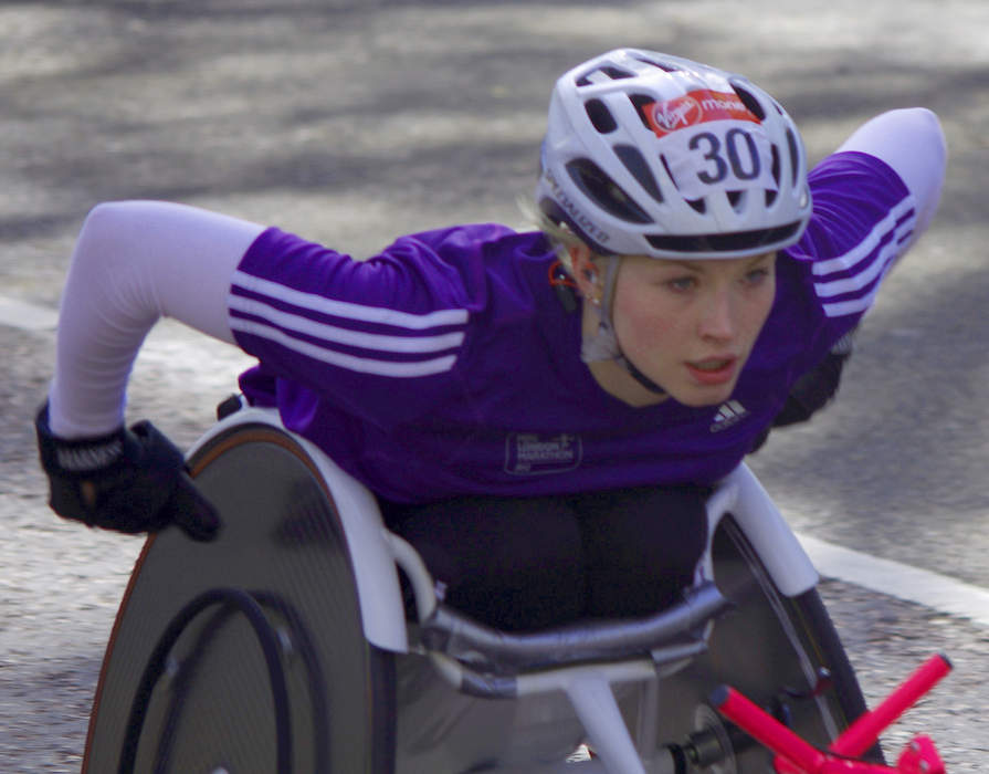 Wheelchair racer Kinghorn pushes to 100m world title