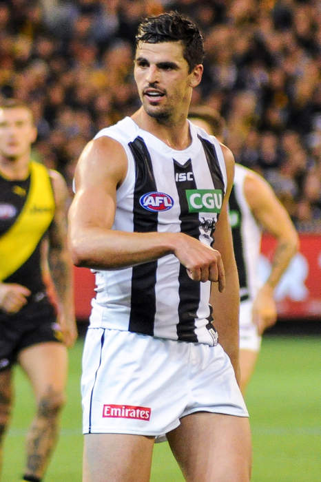 Pendlebury whacks Neale in the stomach