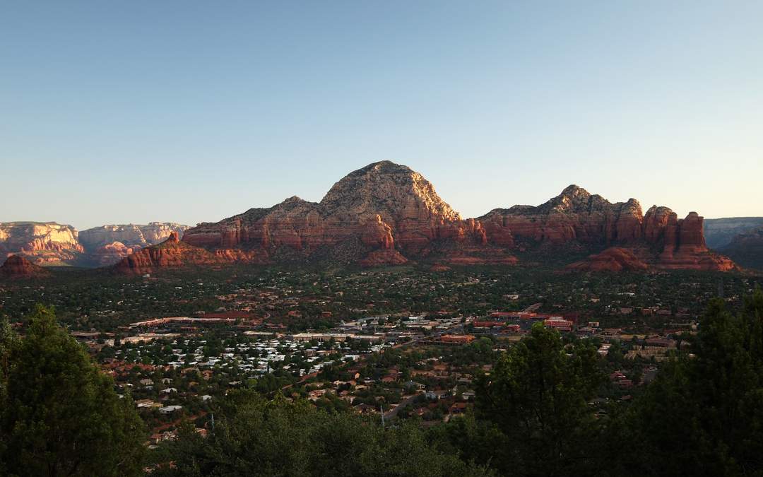 Wildfire closes in on tourist area near Sedona