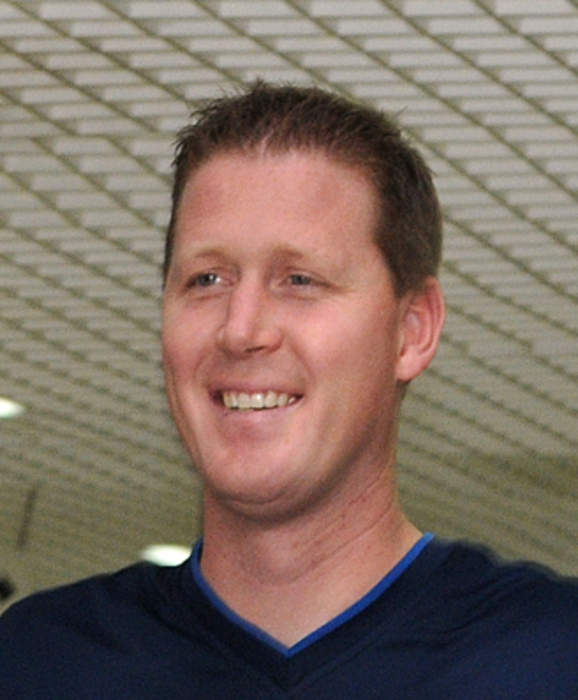 Former NBA player Shawn Bradley paralyzed in bicycle accident