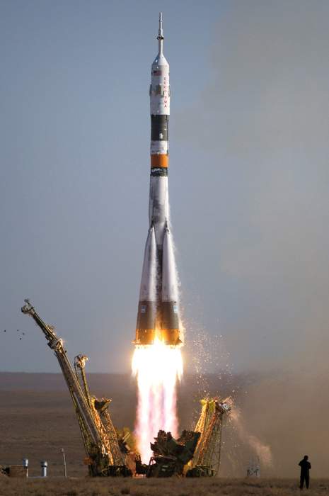 Soyuz rocket launches new crew to ISS