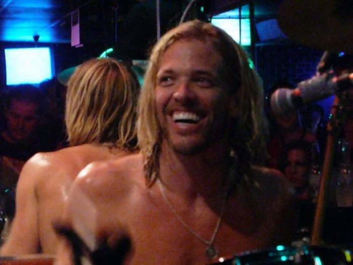 Foo Fighters' Taylor Hawkins Banking on NYC Autograph Seekers
