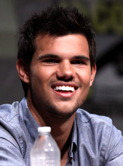 Taylor Swift Brings Out Ex Taylor Lautner During Kansas City Show