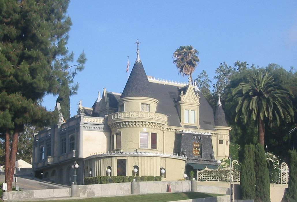 Murray The Magician Suspended From Magic Castle After Revealing Tricks