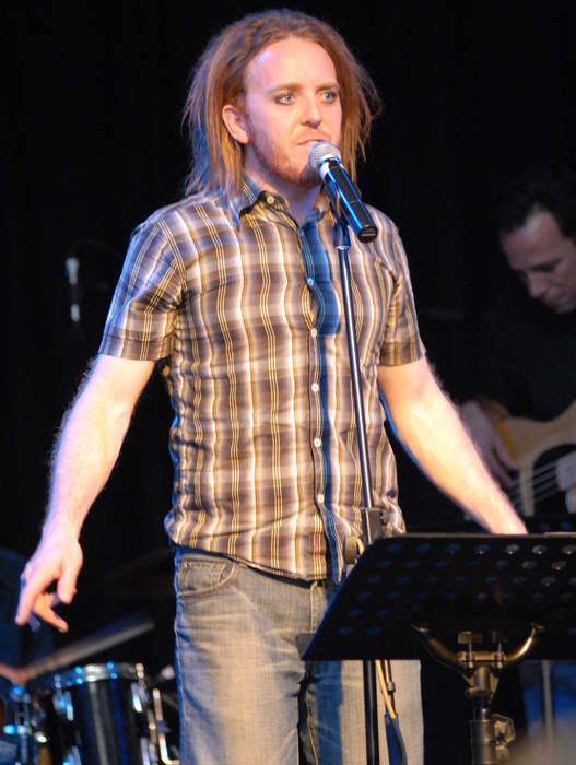 Tim Minchin pays tribute after announcing his mother's death on stage