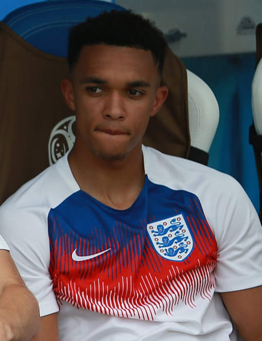 Alexander-Arnold out for 'a few weeks' with knee injury