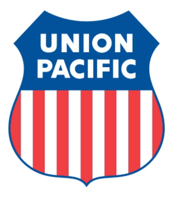 Union Pacific warns border crossing closing due to migrant crisis hurts cross-border trade as Christmas nears