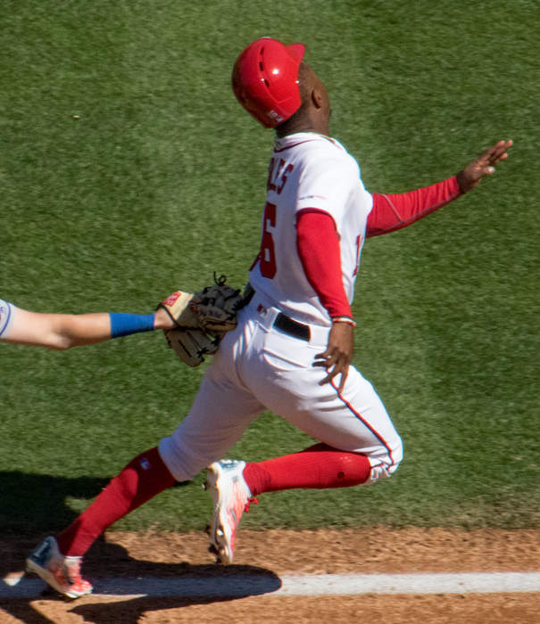 Nationals' Victor Robles makes acrobatic catch before 288-foot assist for double play