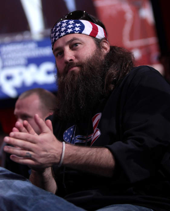 Willie Robertson debates protest kneeling at NFL games with players: 'Feels a little un-American'