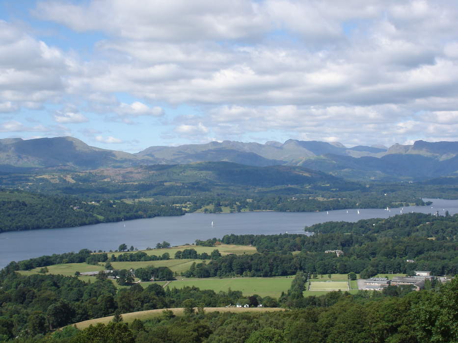 Tourist influx turns Lake Windermere green, researchers say