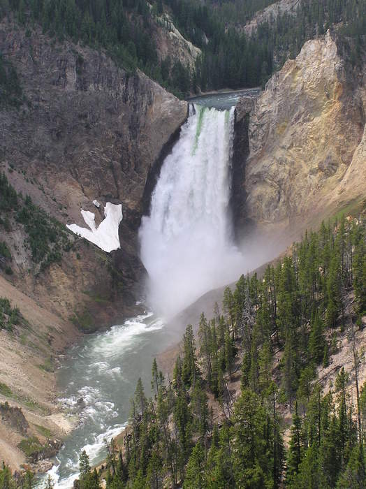 Yellowstone park reopens after floods