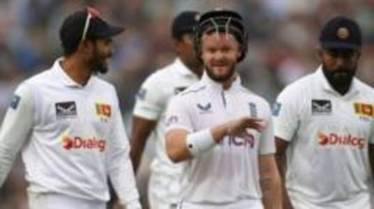 'We're the ones out there' - Duckett defends bad light rules