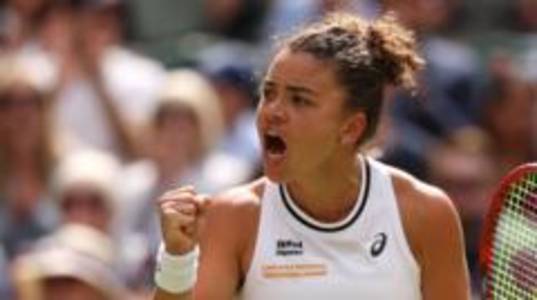 'Old ladies try kissing me' - Paolini on Italy's tennis boom