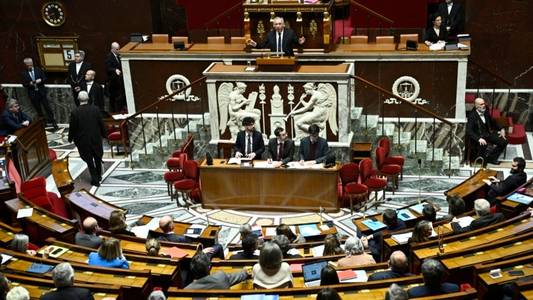 French PM survives no-confidence vote