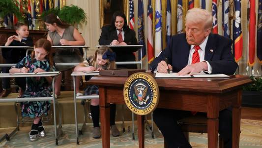 Trump signs order to dismantle US department of education
