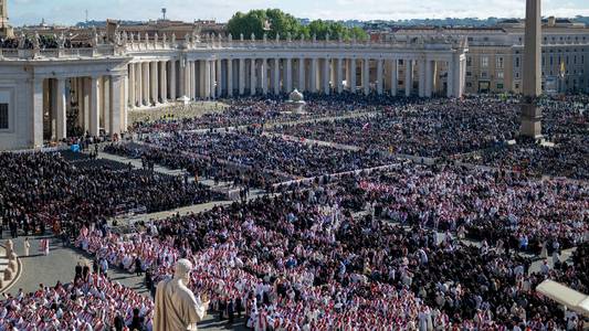 Tens of thousands gather to say farewell to Pope Francis