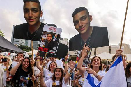 News24 | Hugs and kisses as Israel-US hostage Edan Alexander is freed: ‘We were so worried’