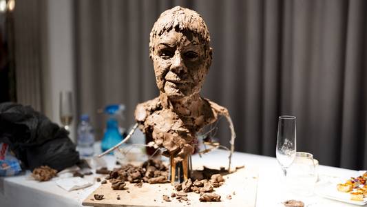 Royal sculptor makes bust of Dame Judi Dench live on stage