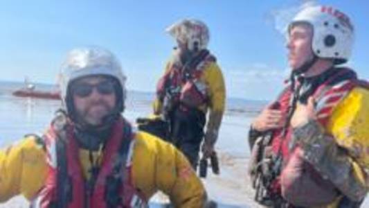 Nineteen rescued from beach mud on hottest weekend