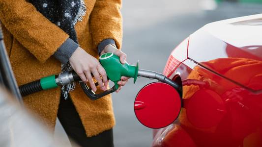 Lenders to ailing oil refinery's petrol forecourts arm plot sale