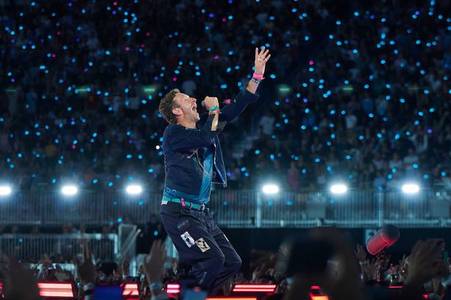 Coldplay fans hide faces as Chris Martin calls them out in 'awkward' kiss cam moment