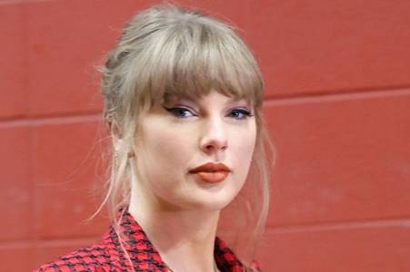 Taylor Swift shares emotional health update on dad Scott after major heart surgery