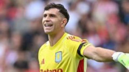 Villa keeper Martinez back on Man Utd radar